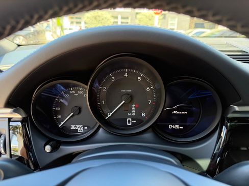 Used 2022 Porsche Macan AWD/4WD image 32