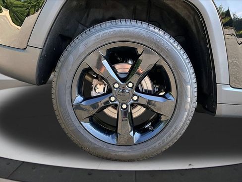 Used 2023 Jeep Grand Cherokee Limited w/ Black Appearance Package AWD/4WD image 36