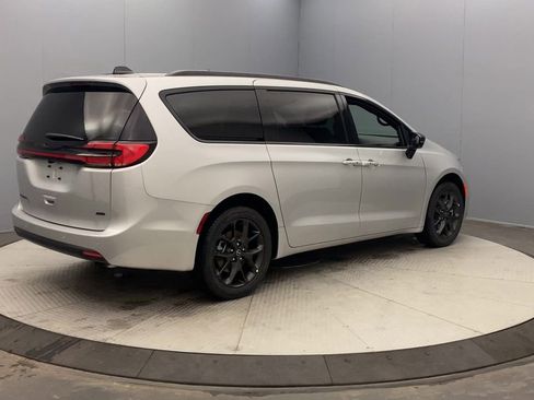 New 2026 Chrysler Pacifica Select w/ S Appearance Package image 5