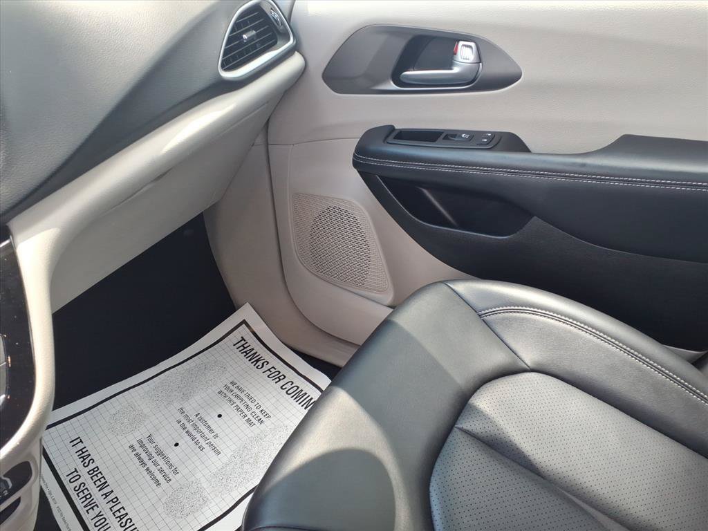 Used 2024 Chrysler Pacifica Touring-L FWD image 20