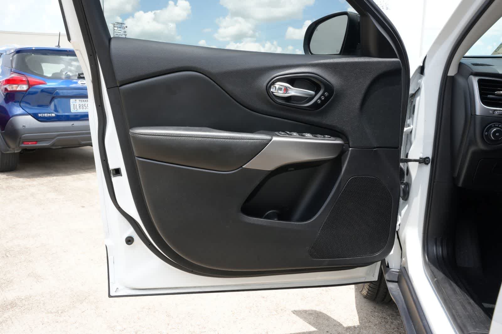 Used 2022 Jeep Cherokee Limited AWD/4WD image 16