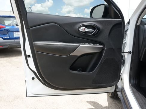 Used 2022 Jeep Cherokee Limited AWD/4WD image 16