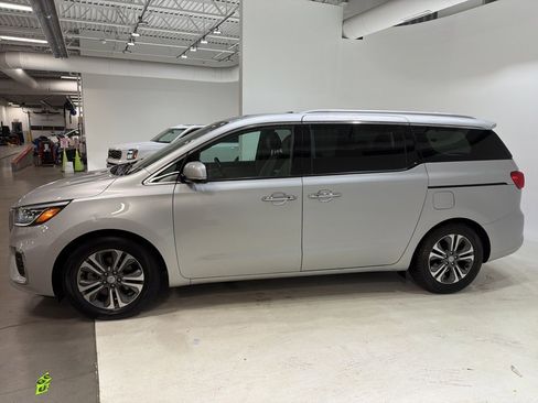 Used 2019 Kia Sedona SX image 4