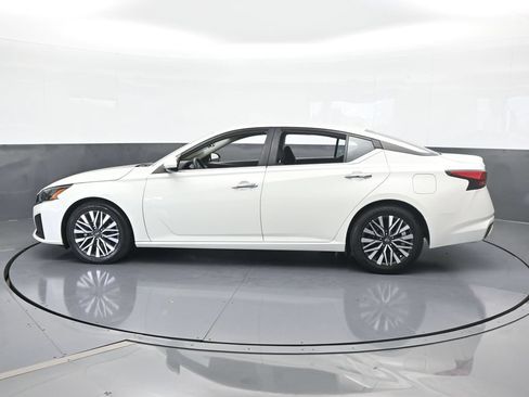 Used 2023 Nissan Altima 2.5 SV FWD image 3