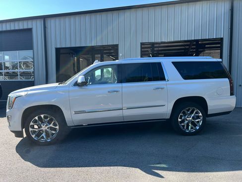 Used 2018 Cadillac Escalade ESV Premium Luxury AWD/4WD image 8