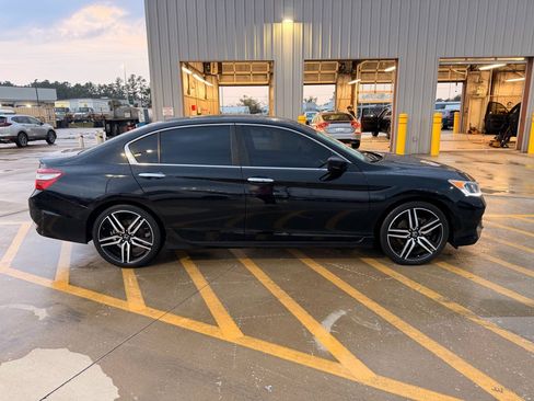 Used 2017 Honda Accord Sport image 9