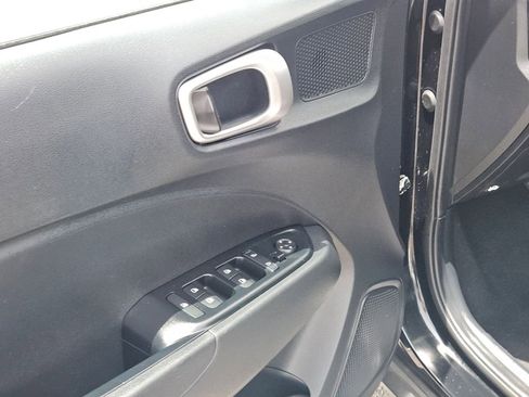 Used 2025 Hyundai Venue SEL FWD image 15