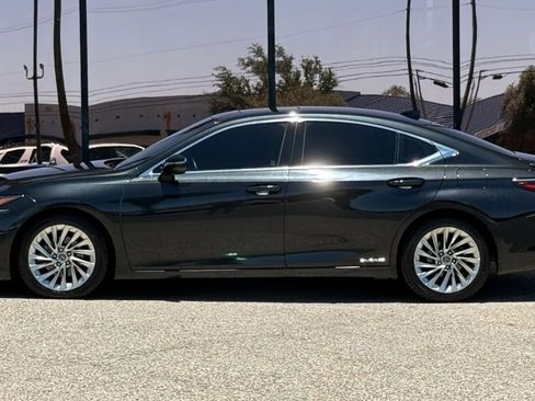 Used 2021 Lexus ES 300h Ultra Luxury w/ Accessory Package 2 FWD image 4