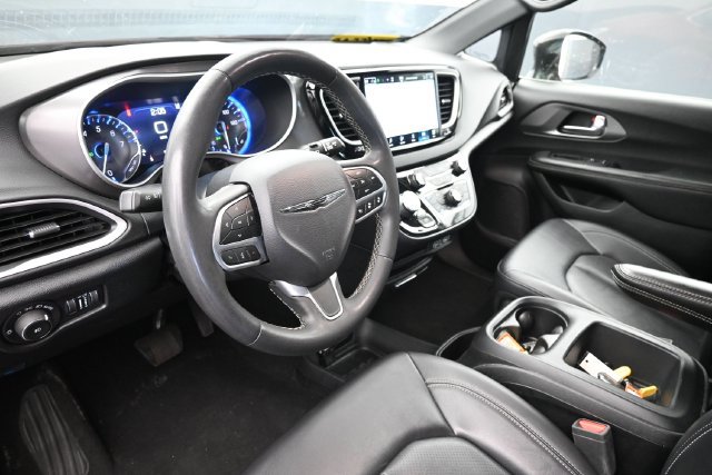 Used 2025 Chrysler Pacifica Select FWD image 19