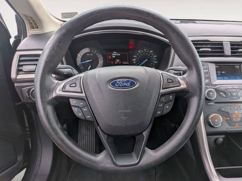 Used 2017 Ford Fusion SE FWD image 18