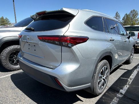 Used 2022 Toyota Highlander XLE image 2