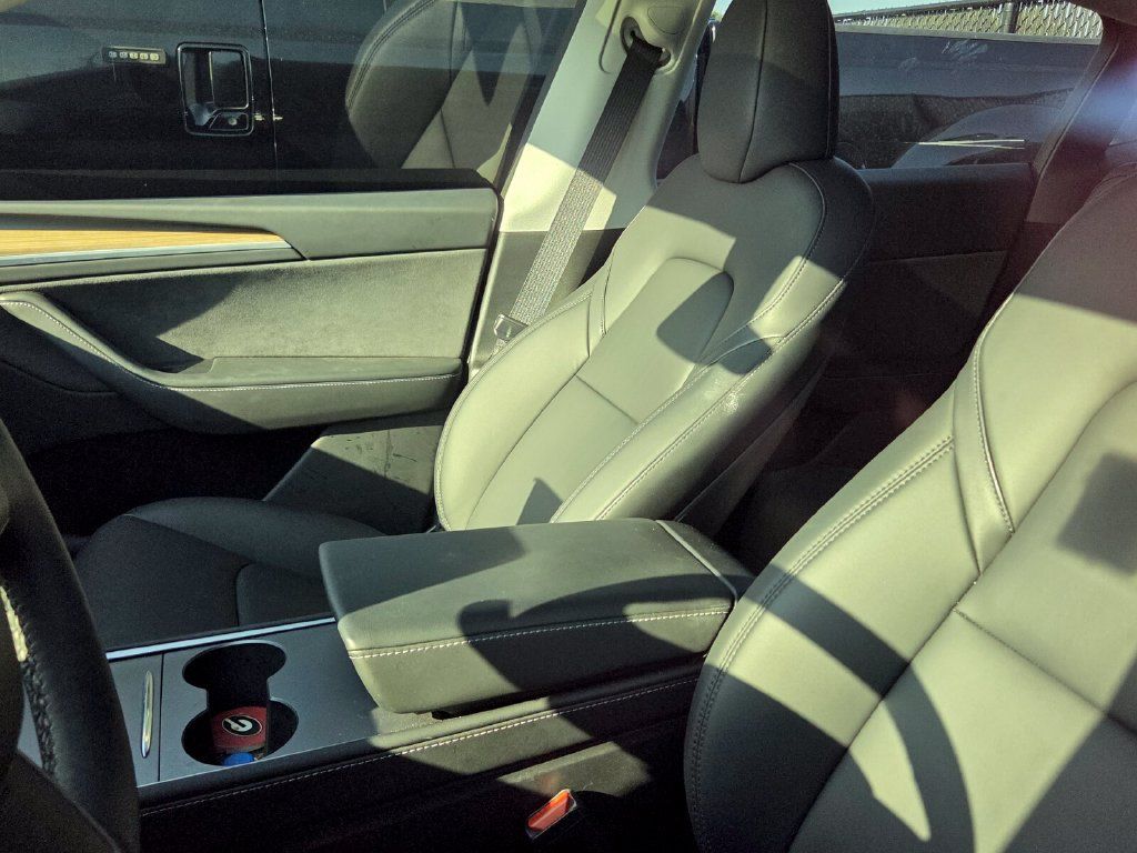 Used 2024 Tesla Model Y 2WD image 3