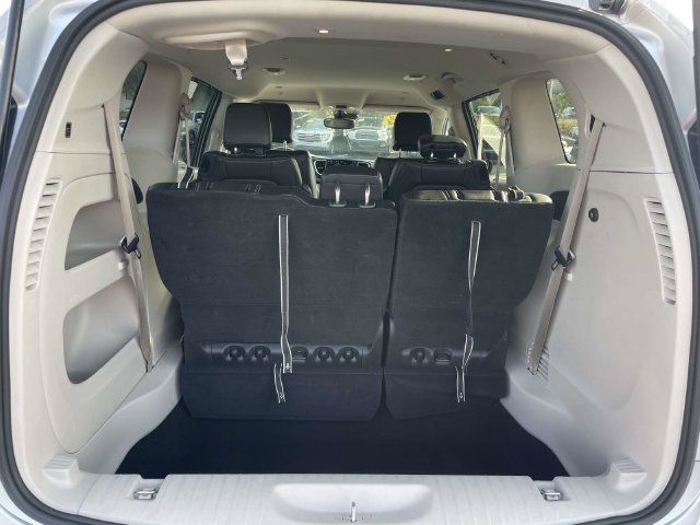 Used 2024 Chrysler Pacifica Touring-L FWD image 9