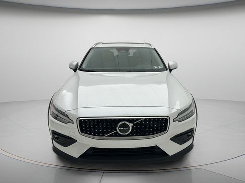 Used 2025 Volvo V60 B5 Cross Country Plus AWD/4WD image 2
