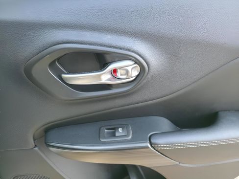 Used 2016 Jeep Cherokee Limited image 16