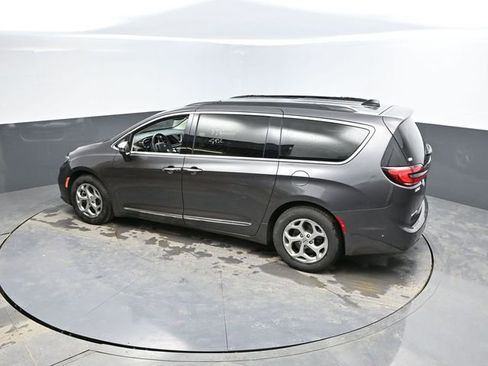 Used 2023 Chrysler Pacifica Limited FWD image 50