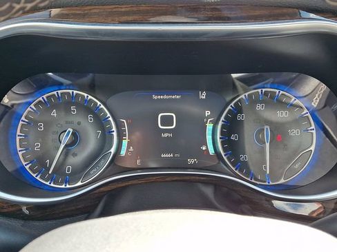 Used 2023 Chrysler Pacifica Limited FWD image 21