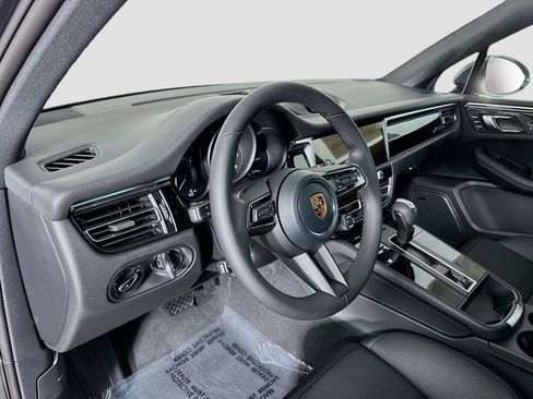 Certified 2026 Porsche Macan AWD/4WD image 4