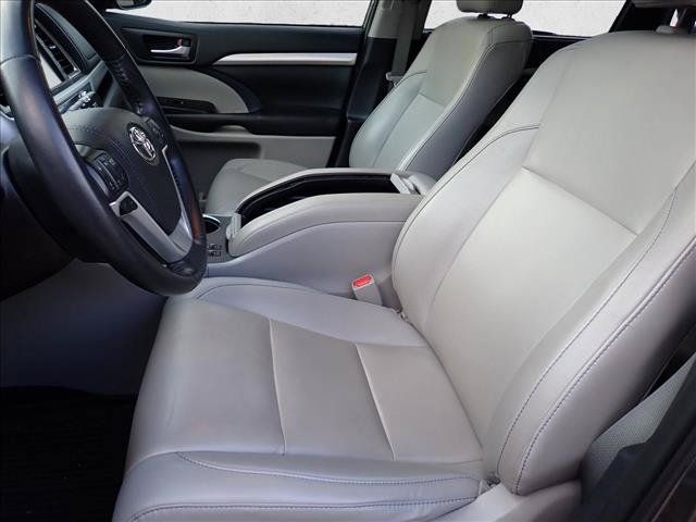 Used 2019 Toyota Highlander XLE AWD/4WD image 11