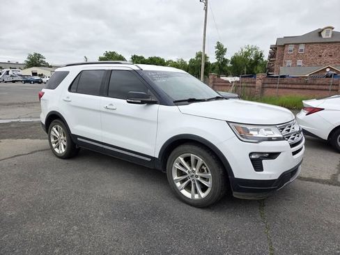 Used 2018 Ford Explorer XLT w/ Equipment Group 202A FWD image 3