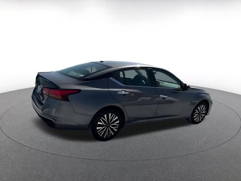 Used 2025 Nissan Altima 2.5 SV FWD image 15