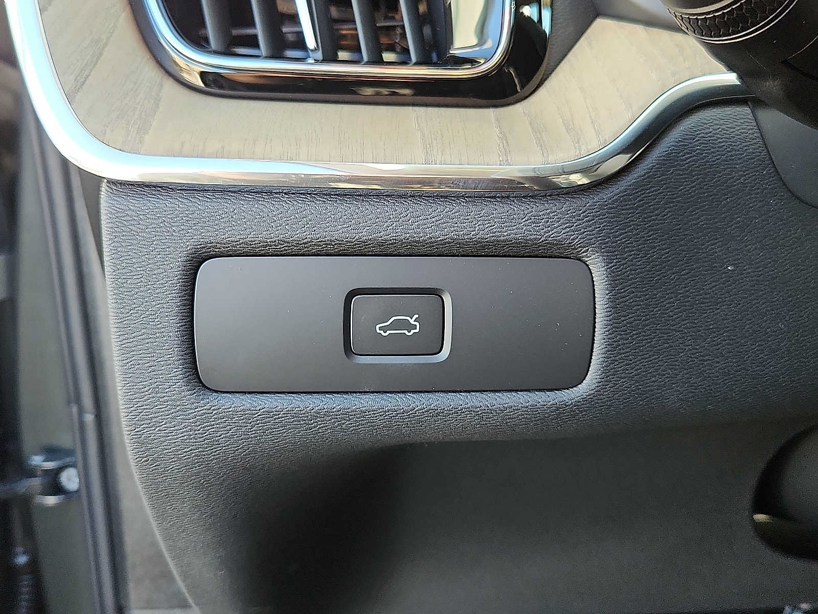 Used 2027 Volvo XC60 B5 Plus AWD/4WD image 22