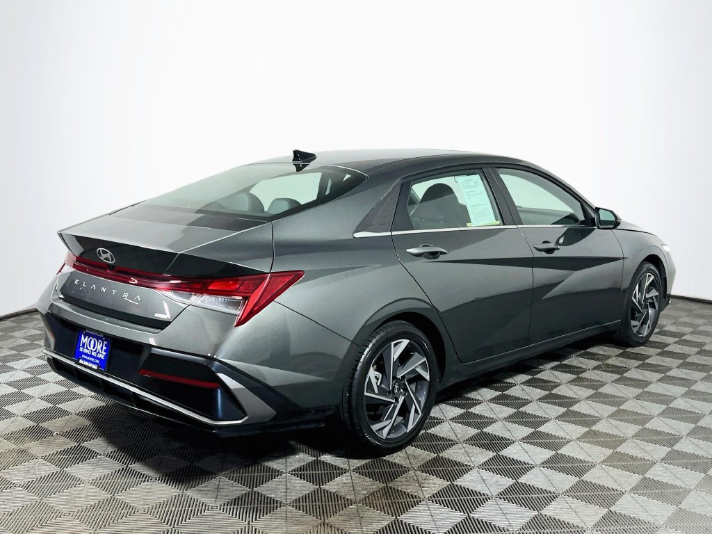 Used 2025 Hyundai Elantra Limited FWD image 7