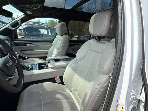 Used 2025 Jeep Wagoneer 4WD w/ Premium Group I image 17