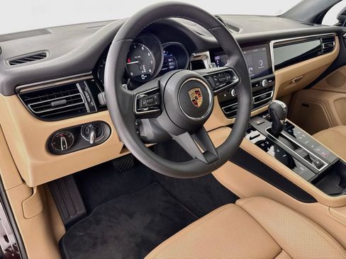 Certified 2025 Porsche Macan AWD/4WD image 4