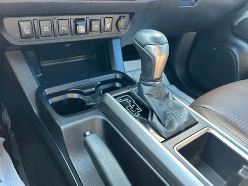 Used 2021 Toyota Tacoma Limited image 21