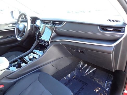 Certified 2023 Jeep Grand Cherokee Laredo image 13