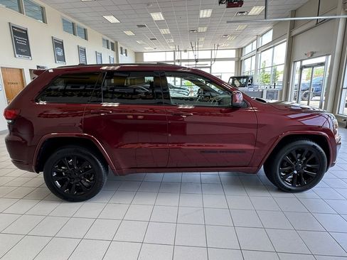 Used 2018 Jeep Grand Cherokee Altitude AWD/4WD image 6