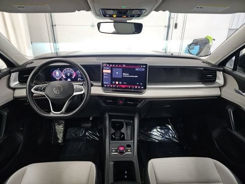 Used 2025 Volkswagen Tiguan SE w/ Panoramic Sunroof Package AWD/4WD image 29