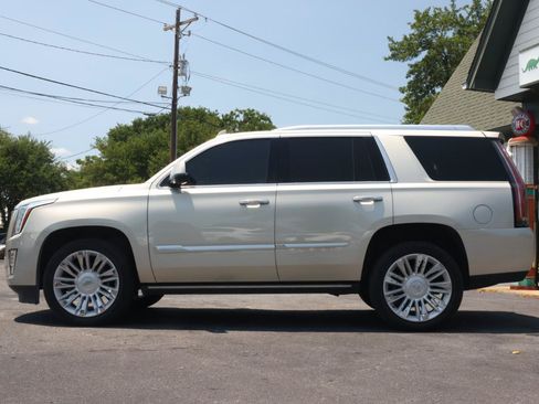 Used 2016 Cadillac Escalade Platinum AWD/4WD image 2