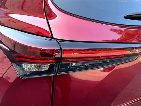 Certified 2025 Toyota Highlander LE FWD image 29