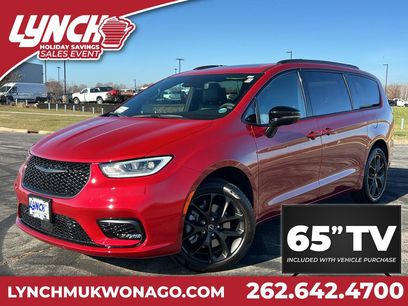 Used 2026 Chrysler Pacifica Limited w/ Uconnect Theater Family Group