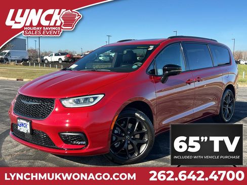 Used 2026 Chrysler Pacifica Limited w/ Uconnect Theater Family Group image 1