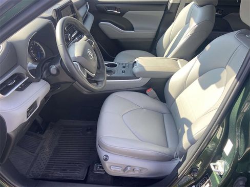 Used 2025 Toyota Highlander XLE image 17