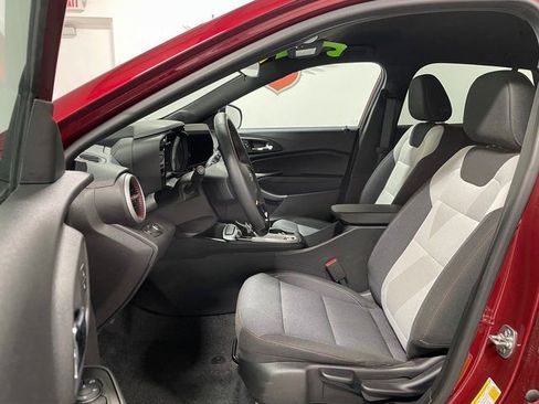 Used 2025 Chevrolet Trax RS FWD image 11