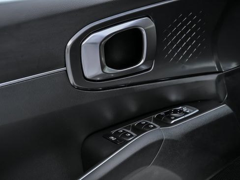 Used 2025 Kia Sorento LX image 12