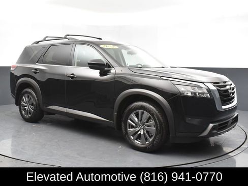 Used 2024 Nissan Pathfinder SV w/ SV Premium Package image 4