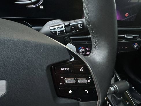 Used 2024 Kia Niro EX image 21