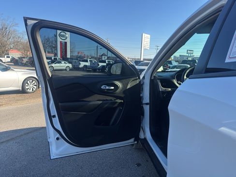 Used 2016 Jeep Cherokee Sport image 18