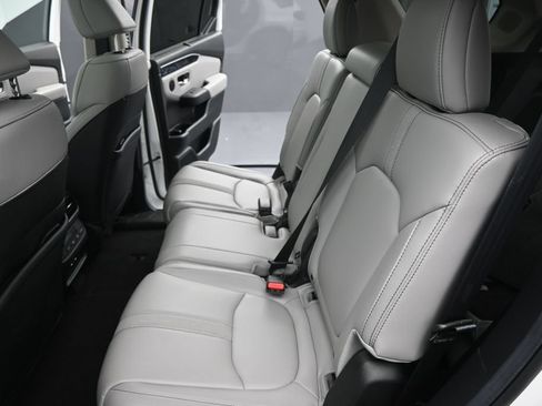 Used 2024 Honda Pilot Touring image 17