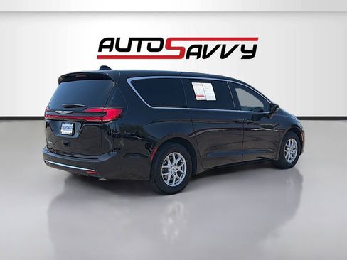 Used 2025 Chrysler Pacifica Select FWD image 7