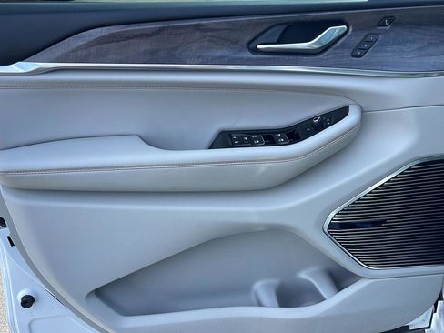 Certified 2022 Jeep Grand Cherokee Overland w/ Luxury Tech Group IV image 11