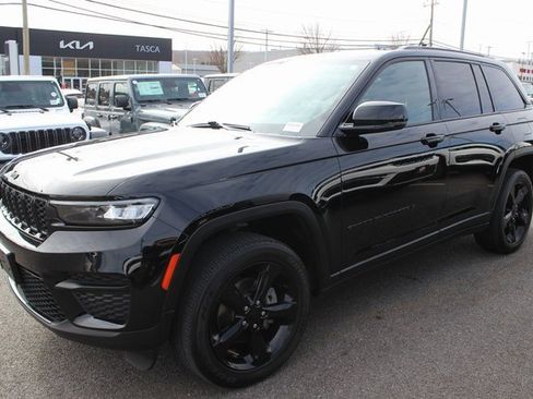 Used 2023 Jeep Grand Cherokee Altitude image 2