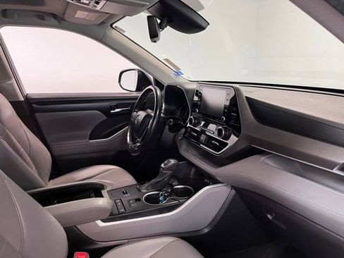 Used 2021 Toyota Highlander XLE FWD image 11