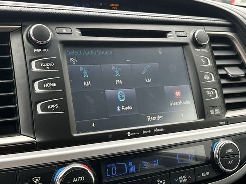 Used 2017 Toyota Highlander SE image 16