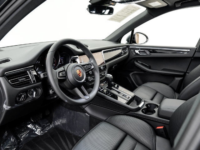 Certified 2026 Porsche Macan AWD/4WD image 4